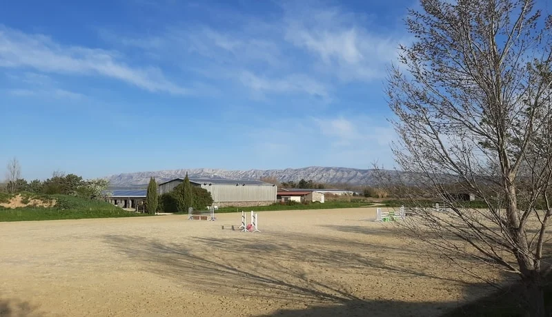 Carrière de 85 x 50 m avec ses obstacles, face à la Sainte-Victoire